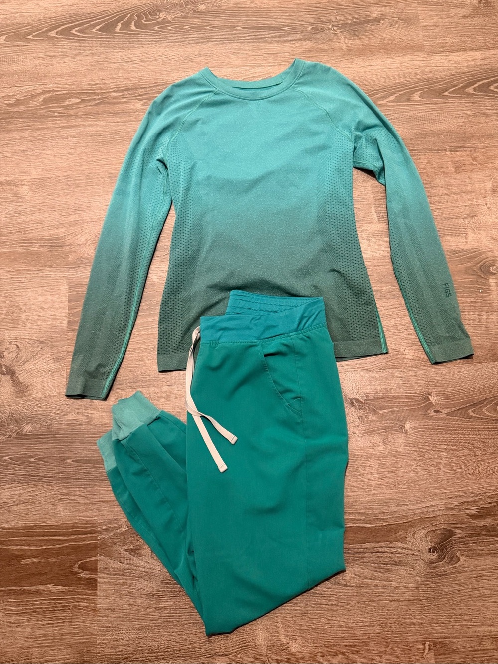 Figs Ombré Green Salta Seamless Underscrub & Forest Green Samara Jogger. - Med